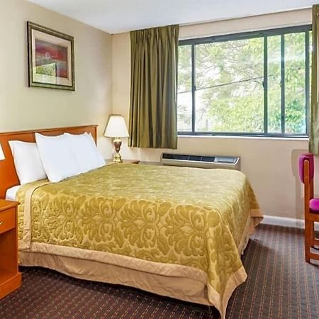 Отель Super 8 By Wyndham Watertown/Cambridge/Boston Area Экстерьер фото
