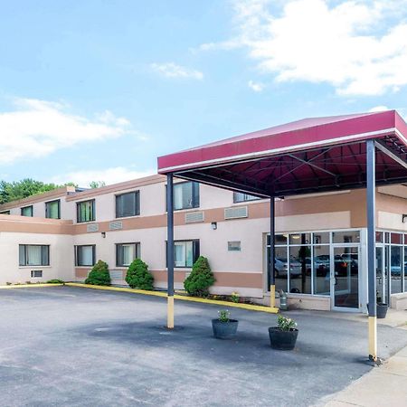 Отель Super 8 By Wyndham Watertown/Cambridge/Boston Area Экстерьер фото