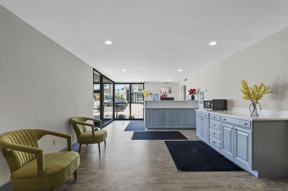 Отель Super 8 By Wyndham Watertown/Cambridge/Boston Area Экстерьер фото