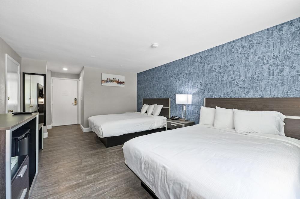 Отель Super 8 By Wyndham Watertown/Cambridge/Boston Area Экстерьер фото