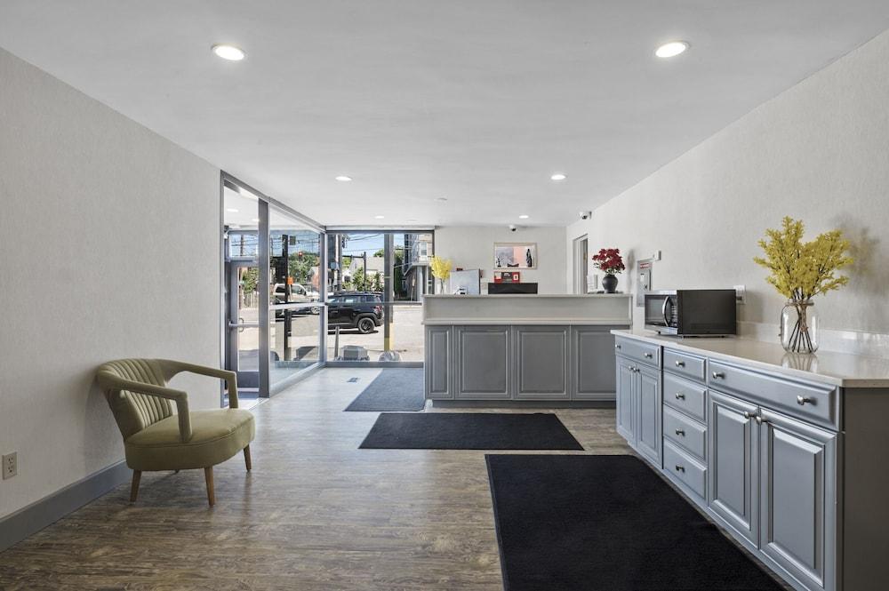 Отель Super 8 By Wyndham Watertown/Cambridge/Boston Area Экстерьер фото