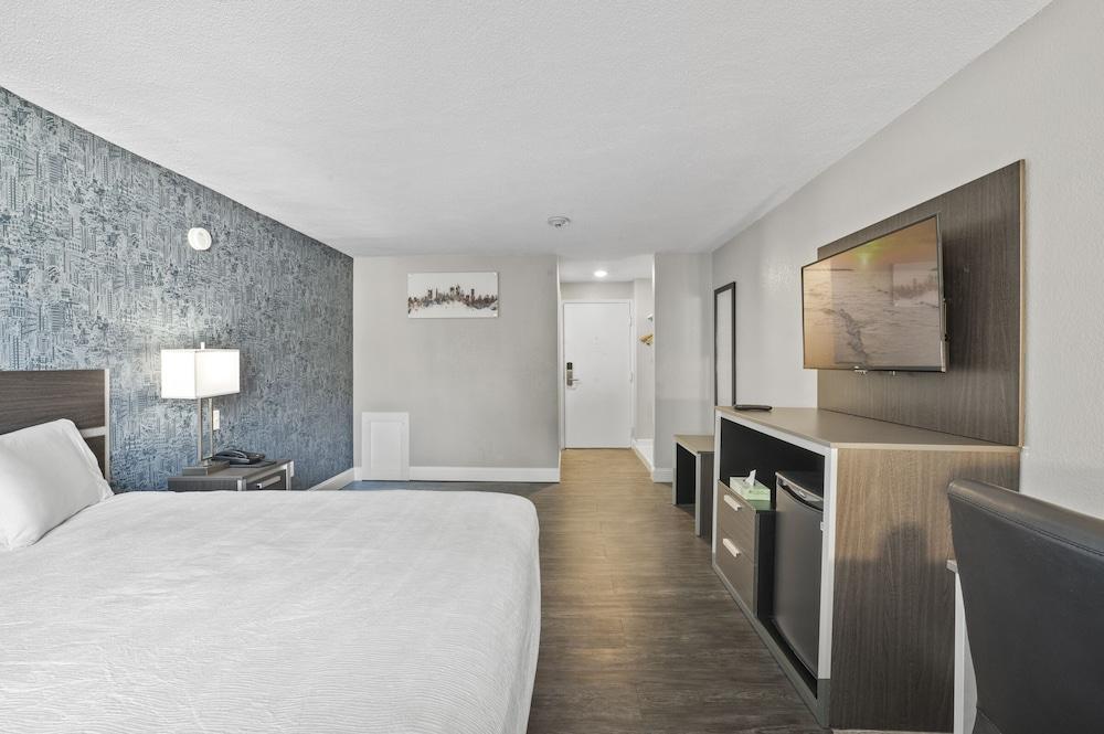 Отель Super 8 By Wyndham Watertown/Cambridge/Boston Area Экстерьер фото