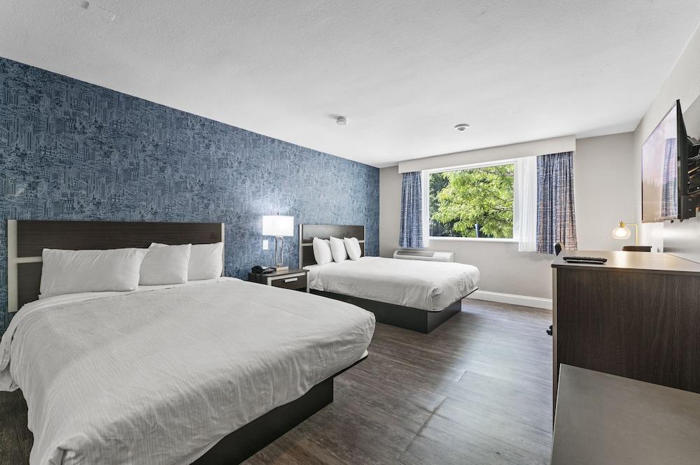 Отель Super 8 By Wyndham Watertown/Cambridge/Boston Area Экстерьер фото