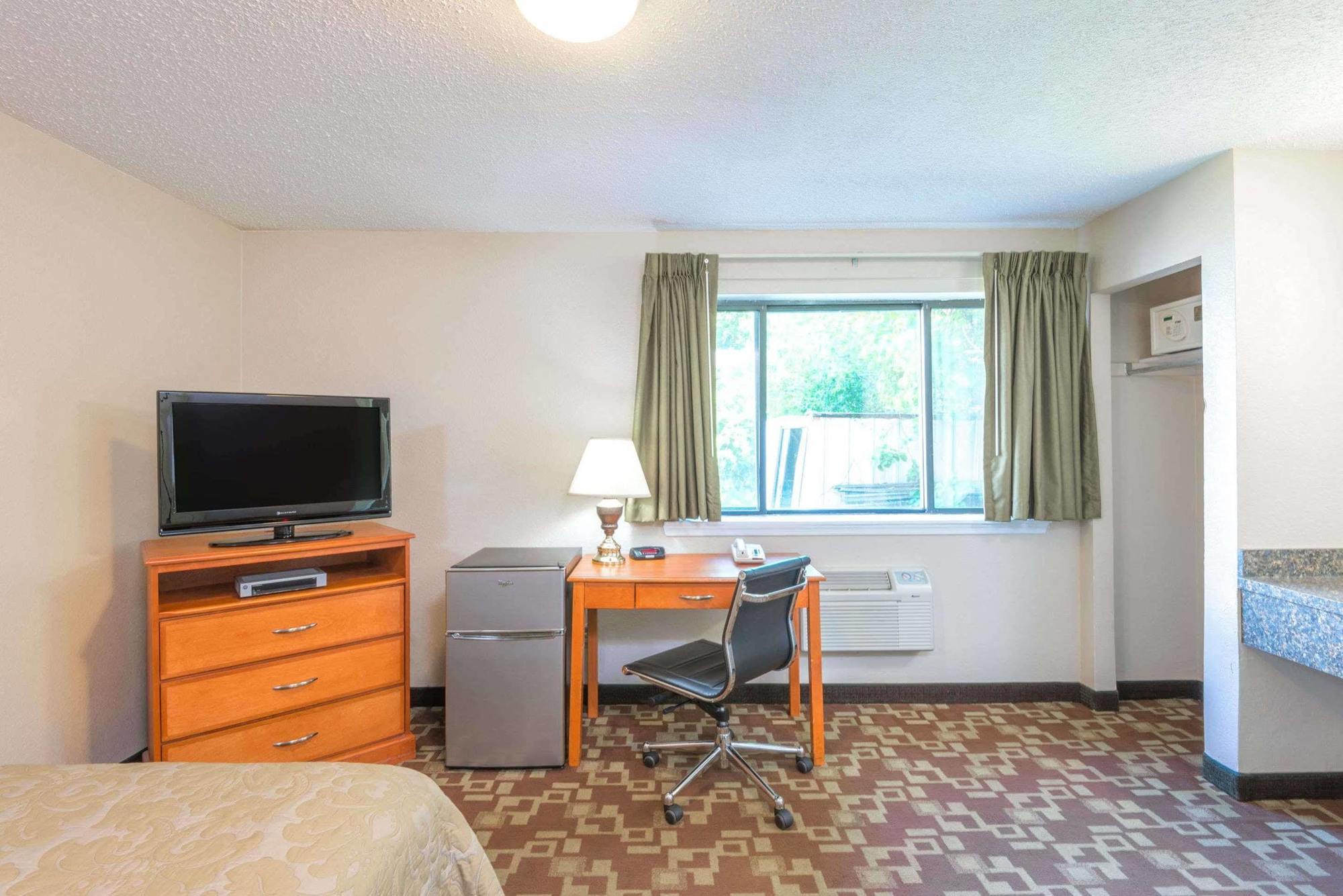 Отель Super 8 By Wyndham Watertown/Cambridge/Boston Area Экстерьер фото