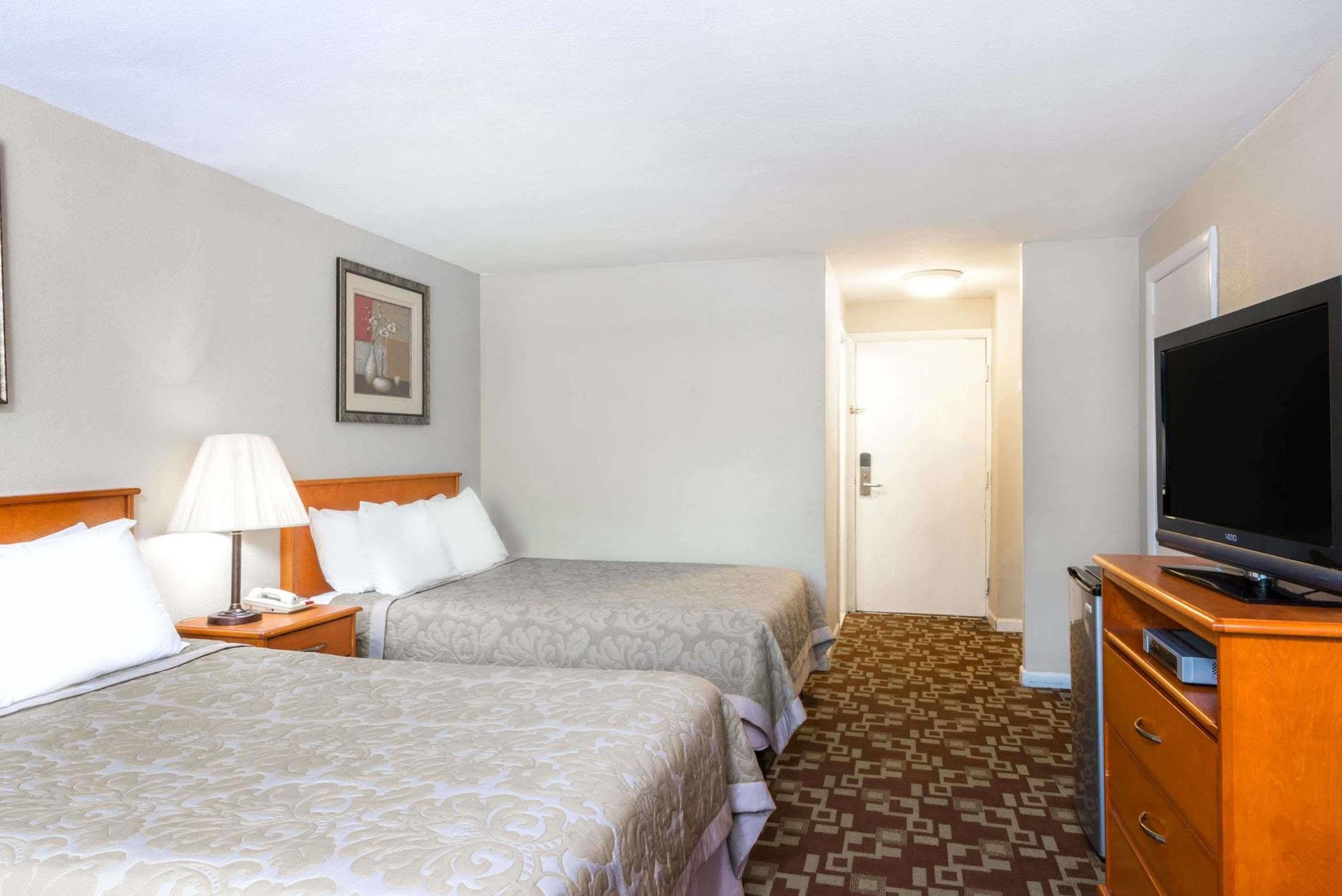 Отель Super 8 By Wyndham Watertown/Cambridge/Boston Area Экстерьер фото