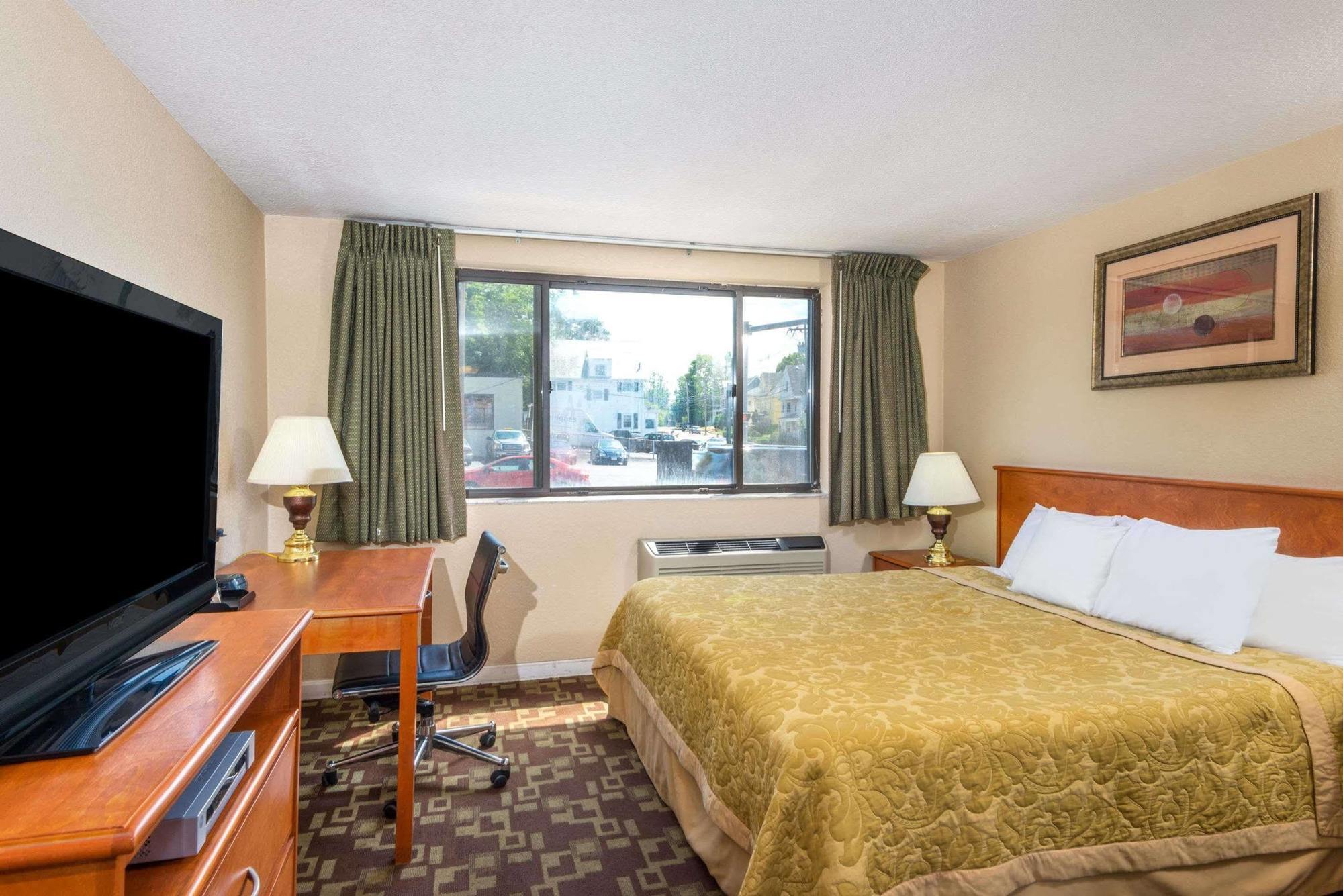 Отель Super 8 By Wyndham Watertown/Cambridge/Boston Area Экстерьер фото