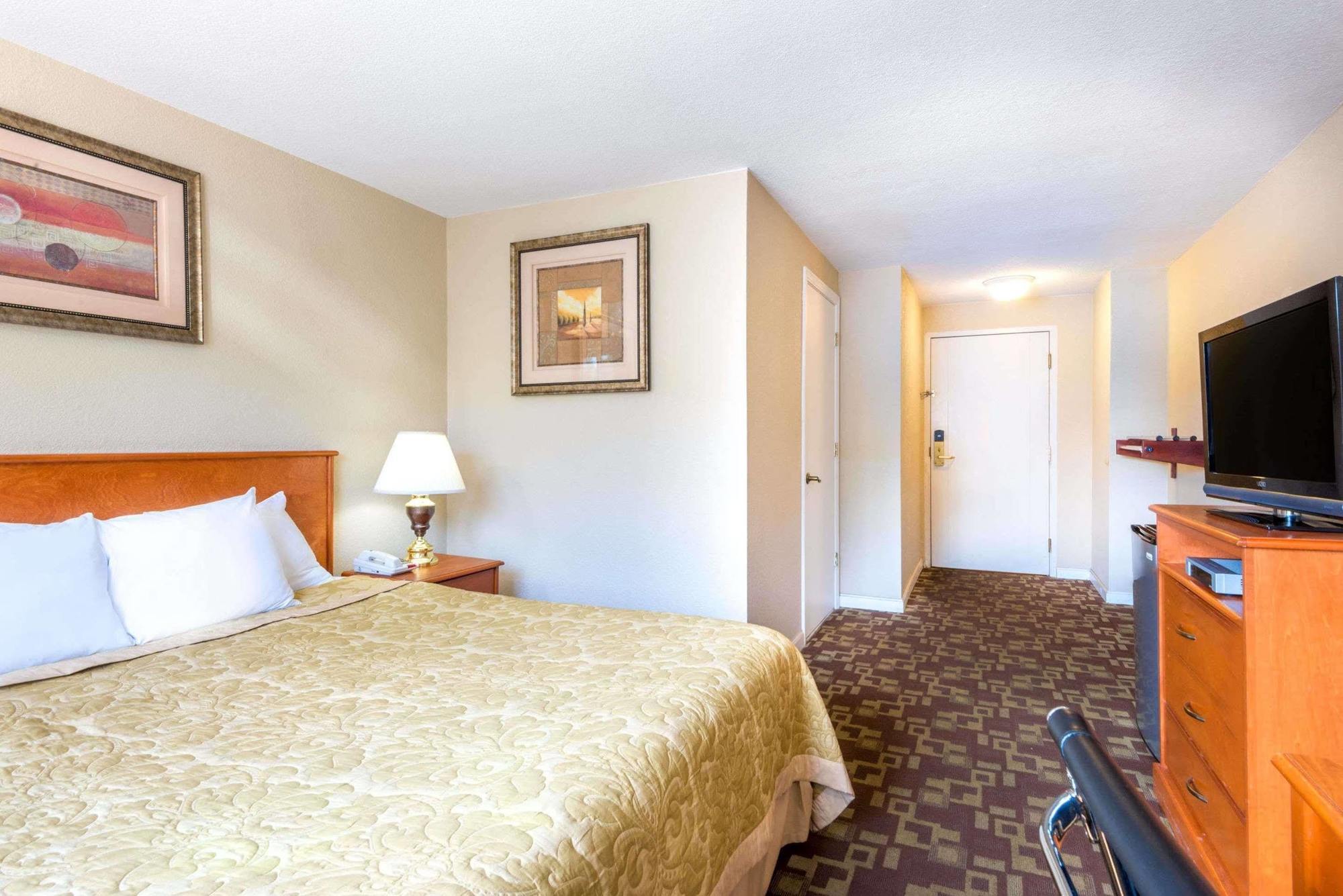 Отель Super 8 By Wyndham Watertown/Cambridge/Boston Area Экстерьер фото