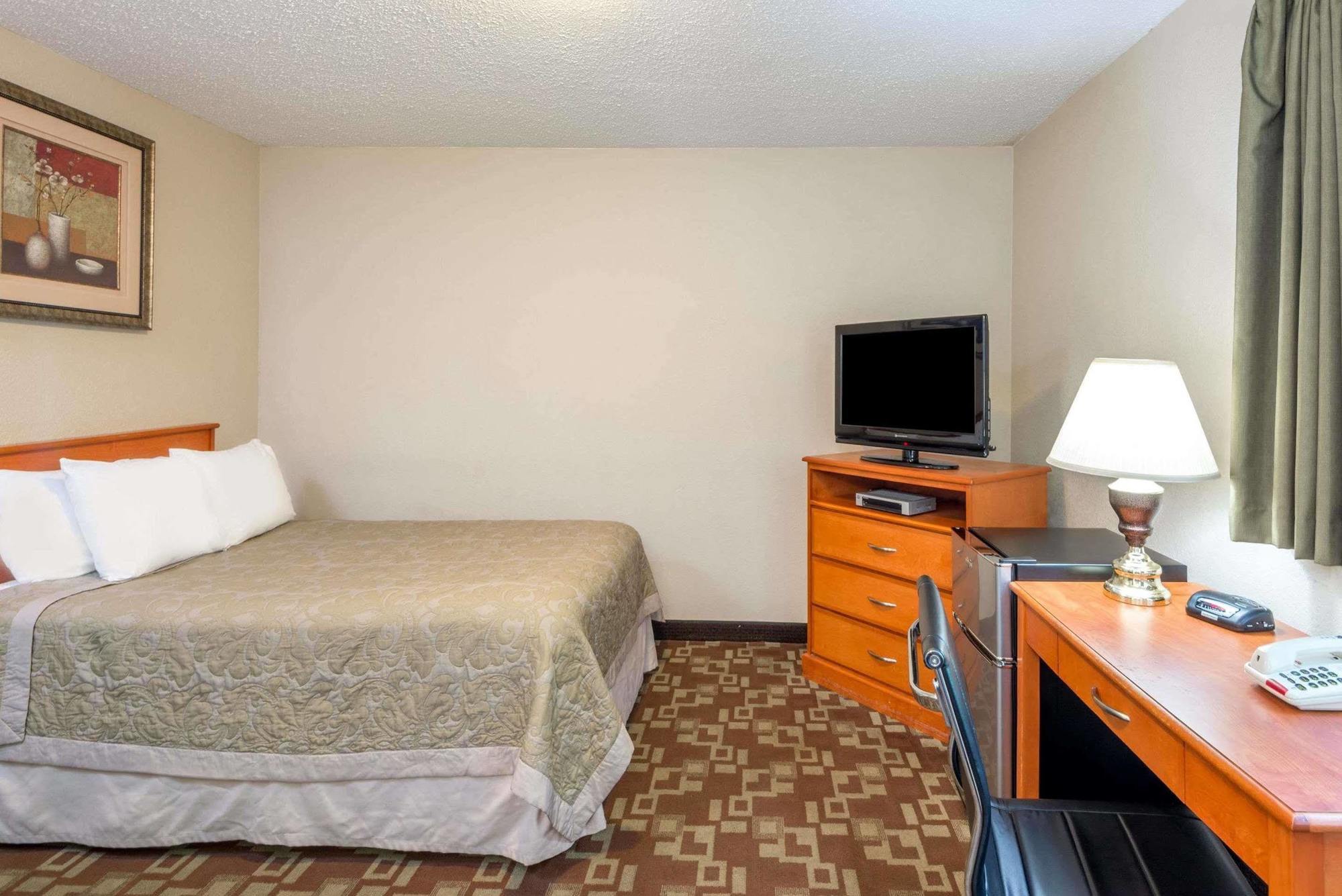 Отель Super 8 By Wyndham Watertown/Cambridge/Boston Area Экстерьер фото