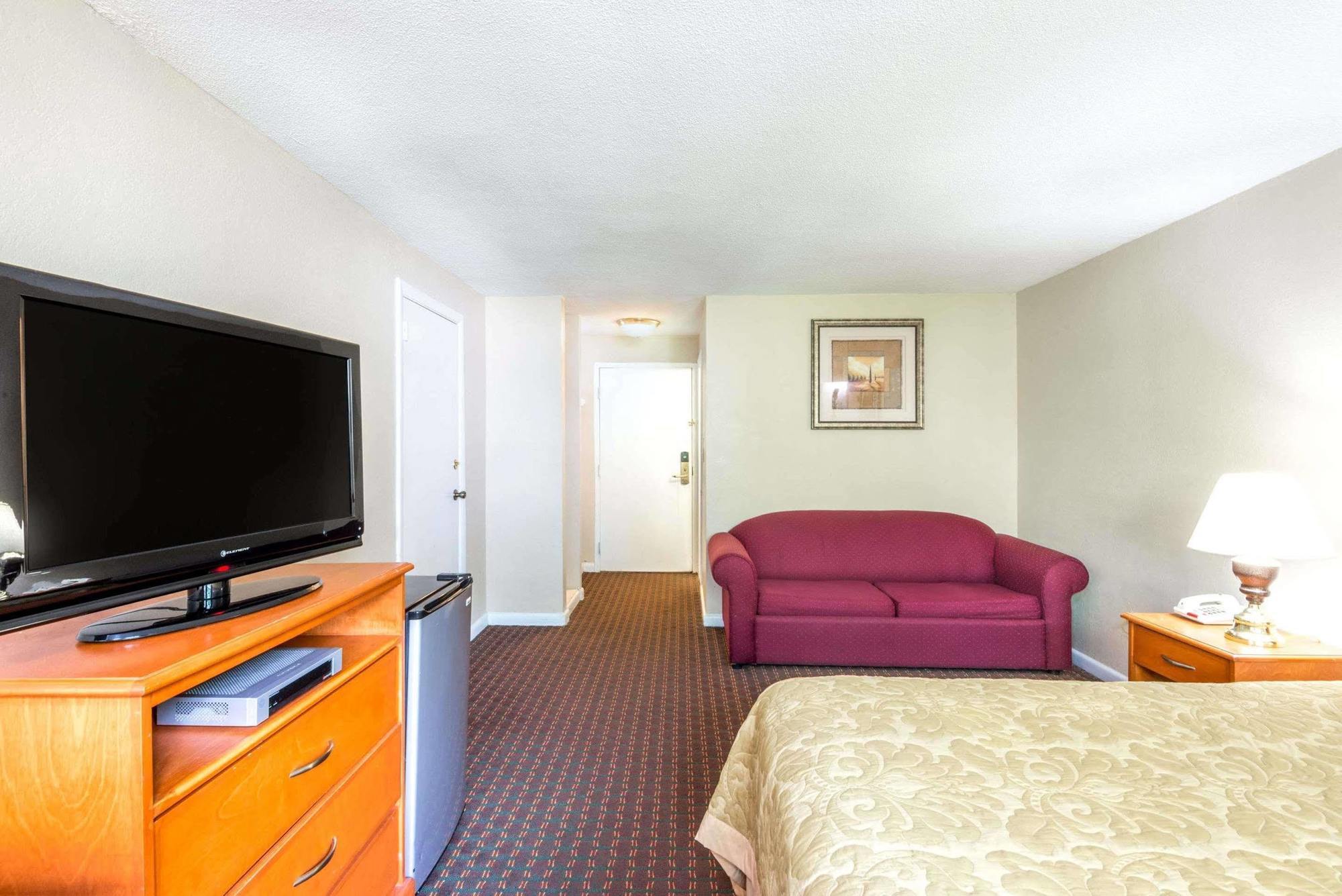 Отель Super 8 By Wyndham Watertown/Cambridge/Boston Area Экстерьер фото