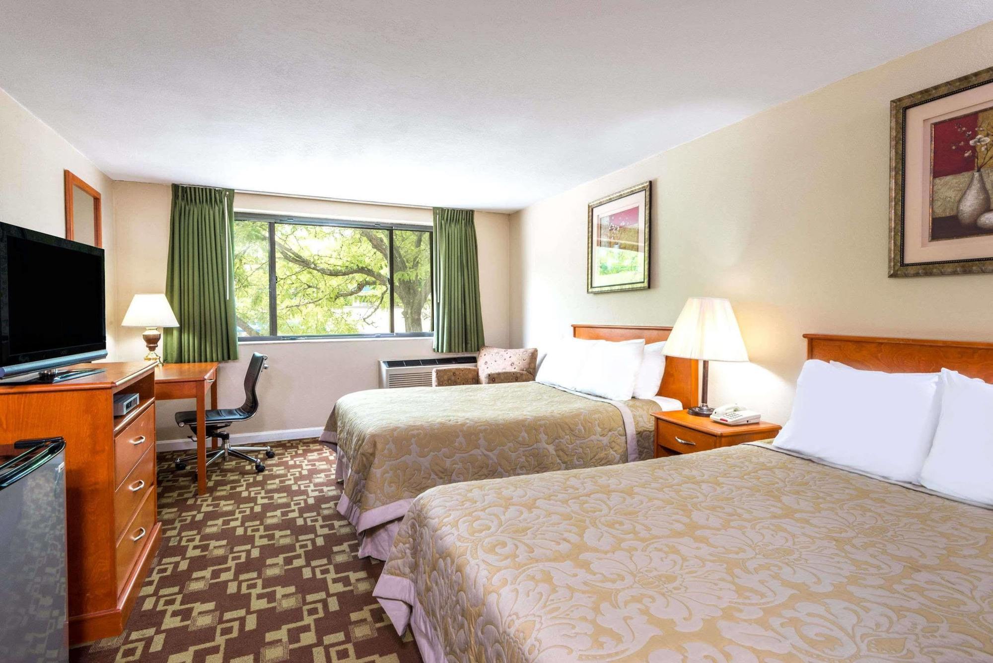 Отель Super 8 By Wyndham Watertown/Cambridge/Boston Area Экстерьер фото