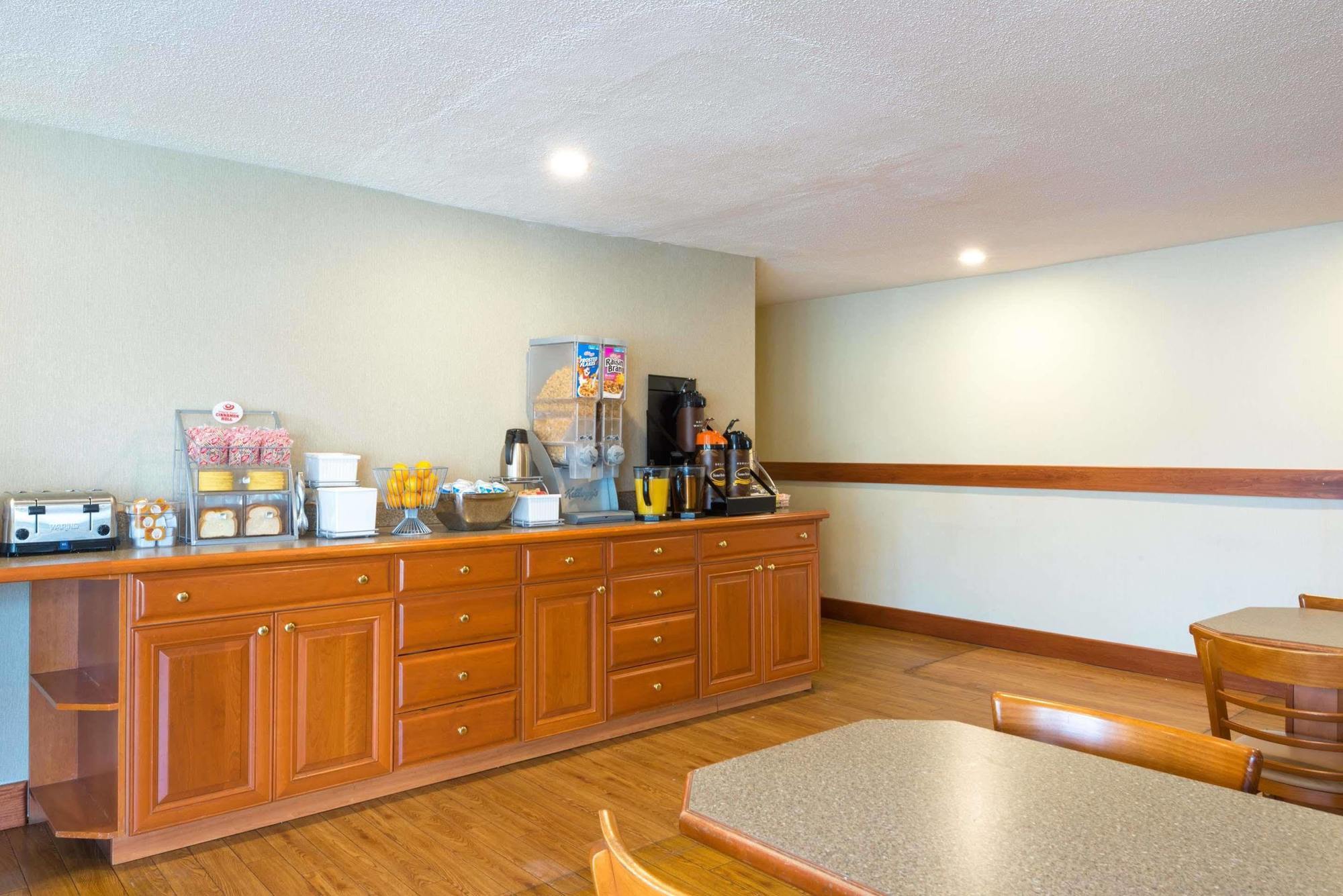 Отель Super 8 By Wyndham Watertown/Cambridge/Boston Area Экстерьер фото