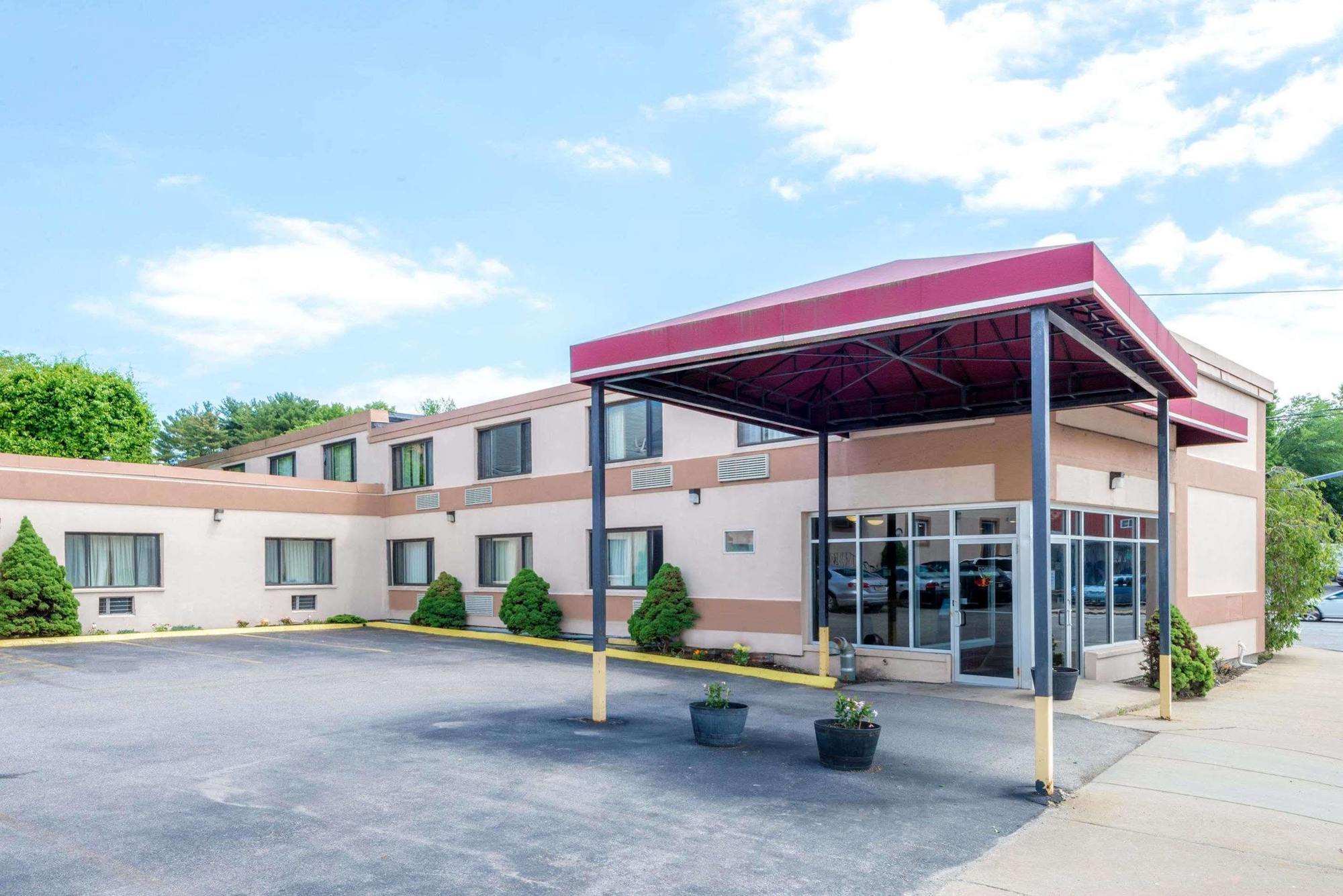 Отель Super 8 By Wyndham Watertown/Cambridge/Boston Area Экстерьер фото